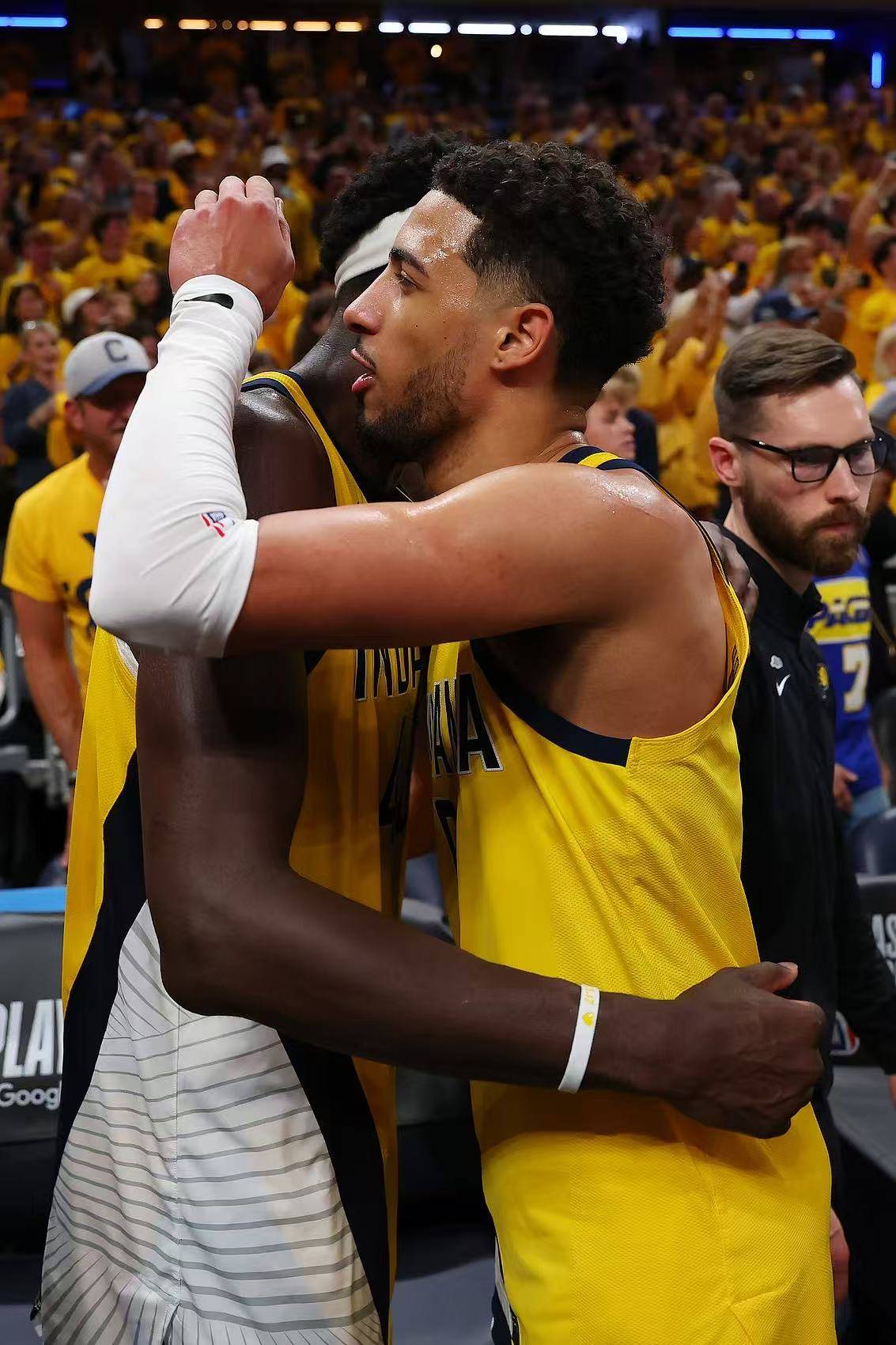 夺冠引发热议！，西亚卡姆在巴塞罗那比赛中出色防守引发球迷热议的简单介绍-爱游戏官方网站